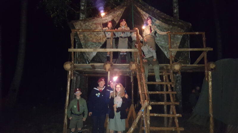 Nocleg w namiocie na drzewie