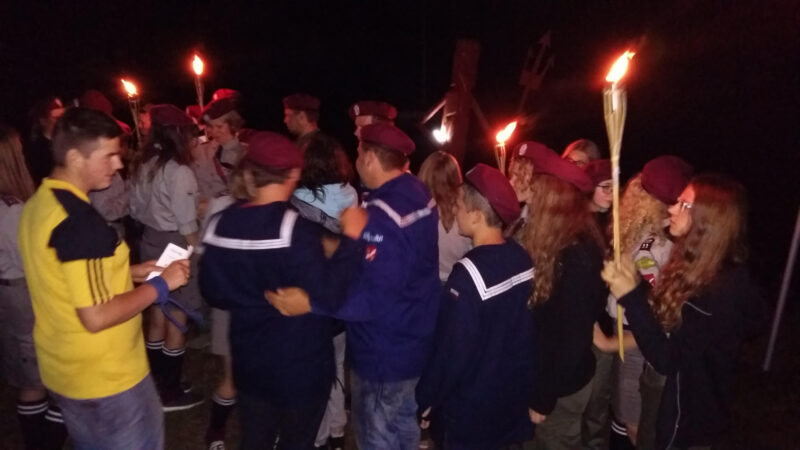 Przyrzeczenie harcerskie noca