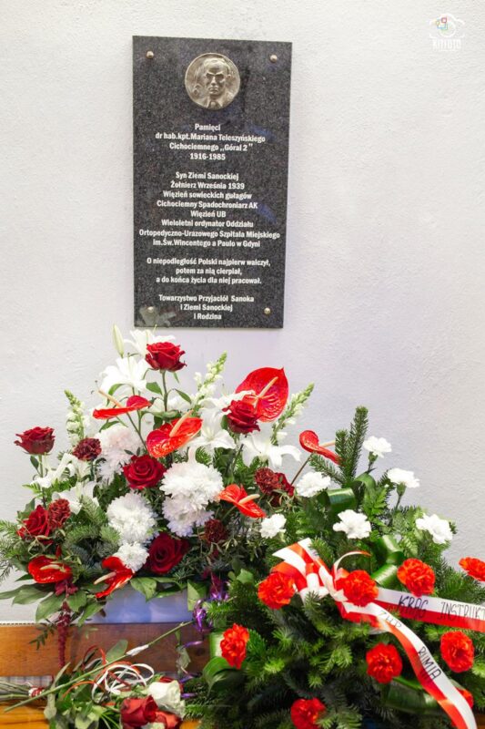 Uroczystość odsłonięcia tablicy pamiątkowej poświęconej dr hab. kpt. Marianowi Teleszyńskiemu