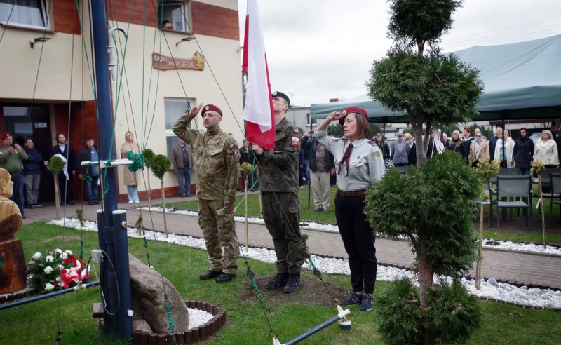 Uroczyste podniesienie flagi panstwowej na maszt . Leszek Iwinski Kewin Czajkowski Monika Radska