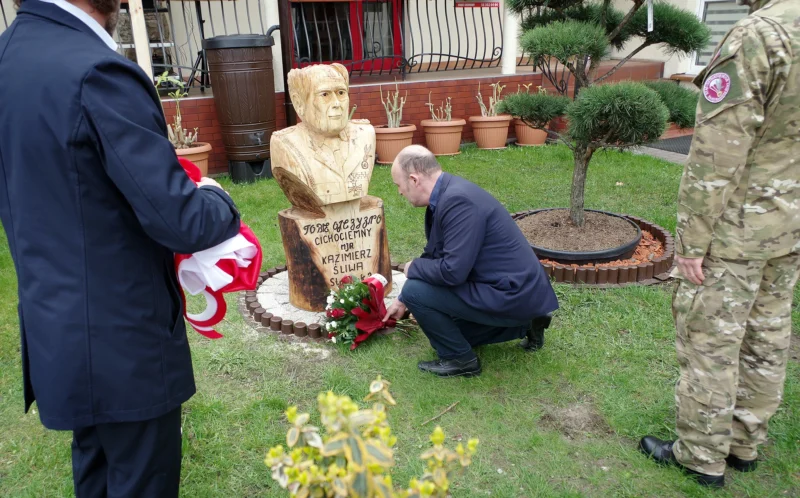 Uroczyste zlozenie kwiatow wnuk Cichociemnego mjr.dypl . Jana Gorskiego ps.Chomik 1