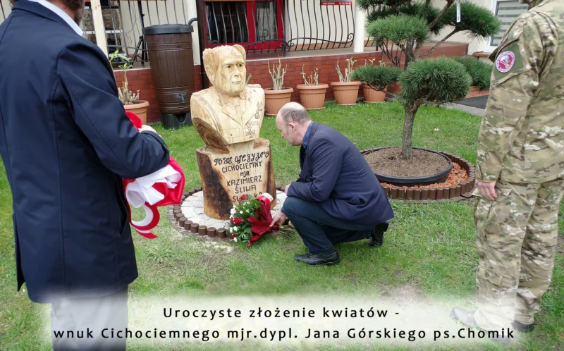 Uroczyste zlozenie kwiatow wnuk Cichociemnego mjr.dypl . Jana Gorskiego ps.Chomik